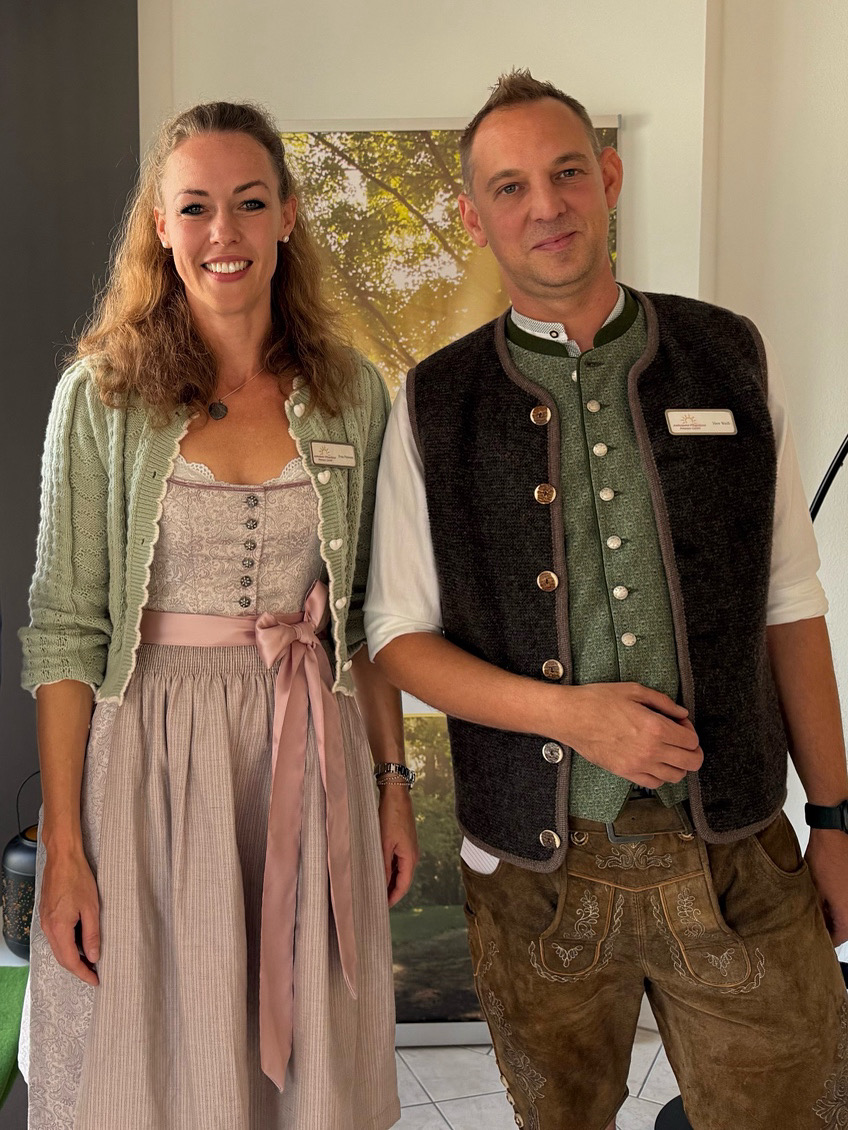 zwei Personen in Tracht, Michael Weiß und Ira Petersen im Pflegekompetenzzentrum Seebruck